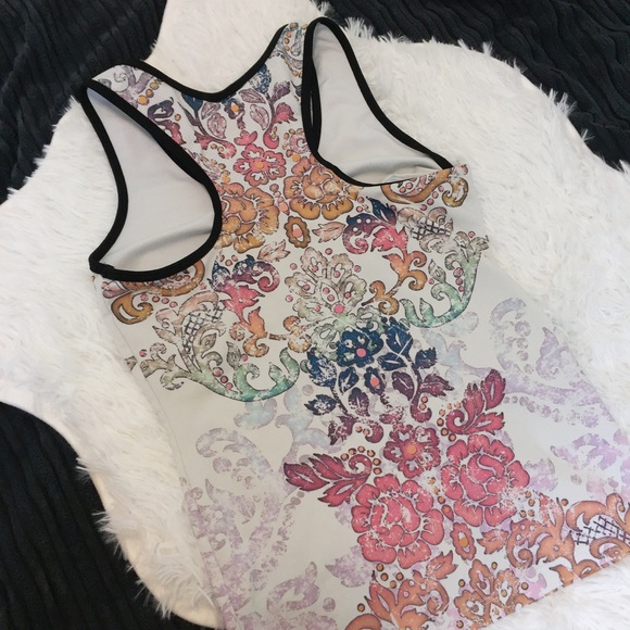 Absolutely beautiful work out top lot - Picture 4 of 8